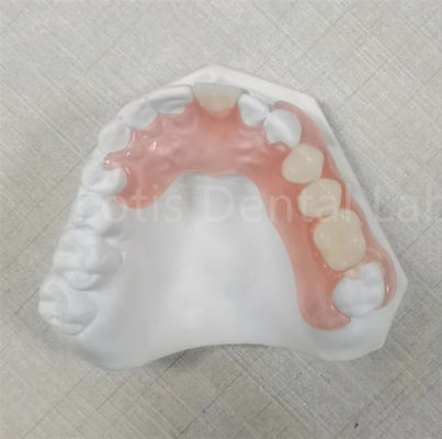 Prótese dentária flexível resistente a odores